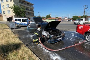 Tekirdağ'da seyir halindeki otomobil yandı