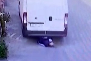 Geri manevra yapan minibüsün altında kaldı; o anlar kamerada