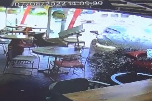 Hafif ticari aracın çarptığı otomobil, kafeye daldı; o anlar kamerada