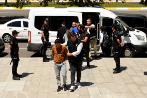 Kavgaya müdahale eden mahalle bekçisinin yaralanmasında 14 gözaltı