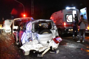 Kontrolden çıkan TIR kırmızı ışıktaki araçlara çarptı: 12 yaralı