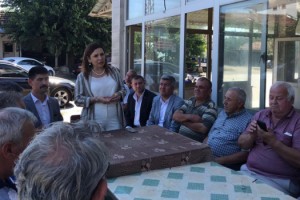 MHP İstanbul Milletvekili Arzu Erdem ile MHP Heyeti, Ayçiçek tarlaları “ÇAYIR TIRTILI” istilasına uğrayan üreticilerin yanında!