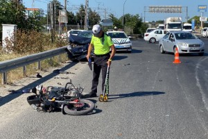 Otomobille çarpışan motosikletli ağır yaralandı