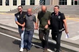 Telefon dolandırıcısı, para ve altınları almak için geldiği evde polise yakalandı