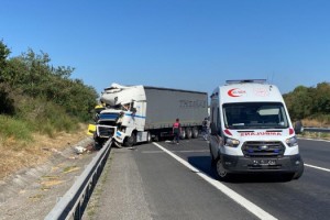 TIR, hafriyat kamyonuna çarptı; Rumen sürücü yaralandı