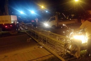 Kamyonun üzerindeki iş makinesi mobese direğini devirdi