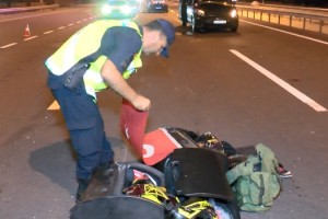 Kaza yapan motosikletteki Türk Bayrağını gören jandarma önce öptü sonra ekip aracına koydu