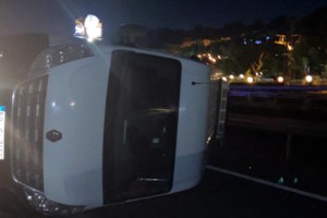 Köpeğe çarpmamak için sürücüsünün manevra yaptığı işçi servisi yan yattı: 9 yaralı