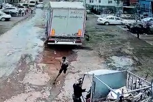 Köpekten kaçan çocuğa aracın çarptığı kaza kamerada
