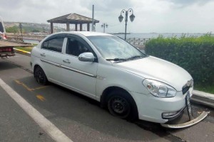 Refüje çarpıp karşı şeride geçen otomobilin sürücüsü yaralandı