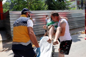 Yangında alevlerin arasında kalan genç, son anda kurtarıldı