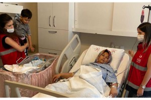 Yunanistan'ın geri ittiği bottaki Afgan Züleyha, nehir kıyısında doğum yaptı