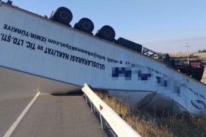 Bariyere çarpıp ters dönen TIR’ın sürücüsü yaralandı