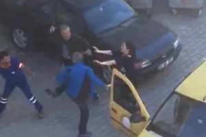 Boşanma aşamasındaki eşinin iş yerinde darbedildi; o anlar kamerada