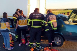 Emniyet şeridindeki kamyonete otomobille çarpan Hamdi öldü