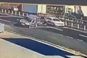 Otomobille hafif ticari aracın çarpıştığı kaza kamerada