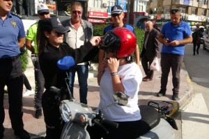 Polis, ceza kesmek yerine kask dağıttı