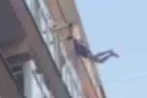 Polisin şüpheliyi balkondan kaçarken yakaladığı anlar kamerada