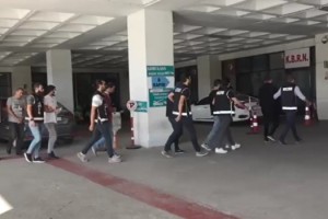 Yurt dışından getirdikleri araçları sahte belgelerle satan 4 kişi tutuklandı