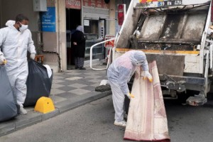 Anne ile kızın oturduğu evden 2 kamyon çöp çıktı