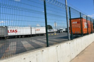 Kapıkule'de göçmenlerin TIR'lara kaçak binişlerine 'dikenli tel' engeli