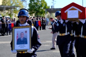 Kazaya müdahale eden jandarma ekibine otomobil çarptı: 1 şehit, 1 yaralı