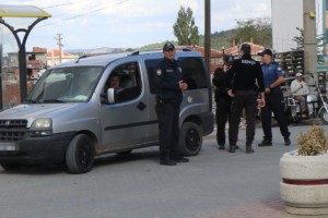 Keşan'da polis aranması olan 17 kişiyi yakaladı