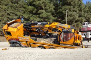 Keşan'da vinç, çöken yola düştü