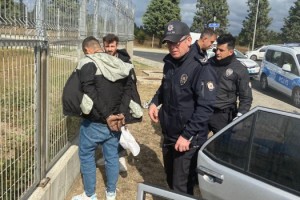 Polisten kaçarken kaza yaptıkları araçtan uyuşturucu çıktı