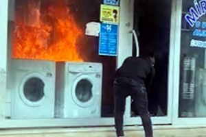 Anne, kızını kaçıranın çalıştığı iş yerini ateşe verdi