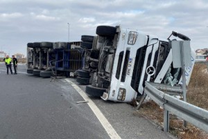 Bariyerlere çarparak devrilen TIR'ın sürücüsü yaralandı