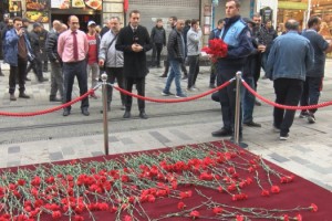 İstiklal Caddesi'nde patlamada ölenlerin anısına karanfil bırakıldı