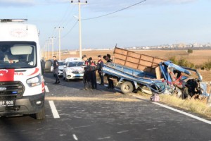 Kamyonet elektrik direğine çarptı; 1'i bebek 2 ölü, 6 yaralı