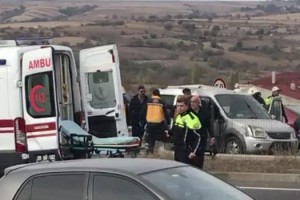 Refüje çarpan hafif ticari araçta 3 kişi yaralandı