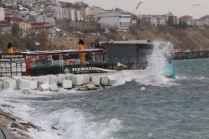 Tekirdağ'da lodos; balıkçılar avlanamadı, gemiler demirlendi