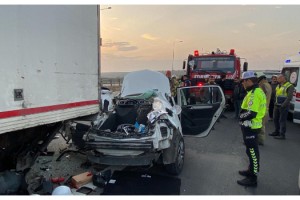 Tekirdağ'da otomobil kamyona çarptı: 2 ölü, 1 yaralı