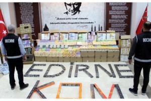 Bulgaristan'dan gelen TIR'da, 12 bin 300 adet elektronik sigara ele geçirildi