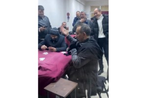 Haluk Levent konserde üşüyünce kahvehaneye girdi, hem şarkı söyledi hem kağıt oynadı