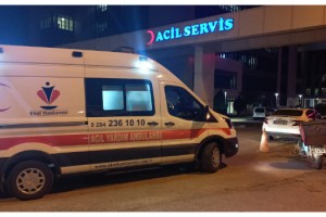 Otomobilin çarptığı moto kurye yaralandı