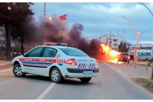 Seyir halindeyken alev alan otomobil yandı