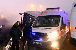 Tekirdağ'da işçi servisi TIR'a çarptı: 12 yaralı