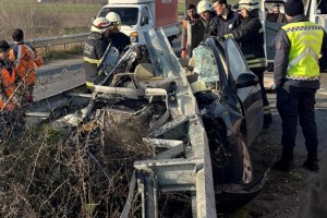 Bariyere saplanan otomobilin sürücüsü yaralandı