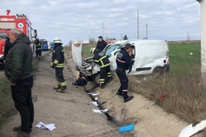 Hafif ticari araç ve kamyonet çarpıştı: 4 yaralı