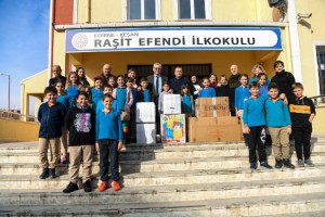 İlkokul öğrencileri, ihtiyaç sahipleri için kıyafet ve eşya bağışladı
