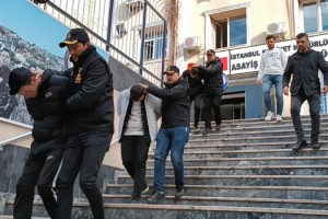 Motokurye olarak gittiler "gizli polisiz" deyip 10 bin dolar çaldılar