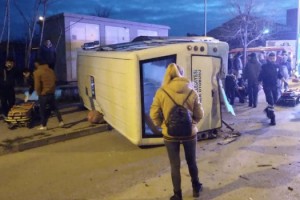 Özel halk otobüsü ile otomobil çarpıştı; 7 yaralı