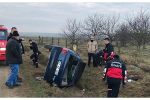 Şarampole devrilen otomobilde 3 kişi yaralandı