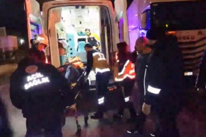 Otomobil, park halindeki 2 TIR'a çarptı: 2 yaralı