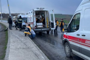 Tekirdağ'da işçi servisi elektrik direğine çarptı: 3 yaralı