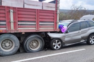 Fransız plakalı araç, ok gibi tıra saplandı: 1 yaralı